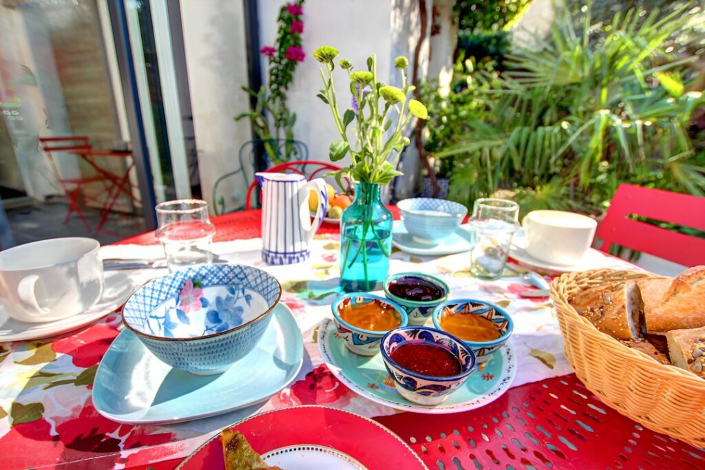 petit déjeuner ensoleillé jadin maison d'hôte à Toulouse